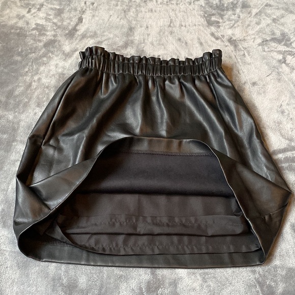 LOFT Black Imitation Leather Mini-Skirt - Picture 3 of 9